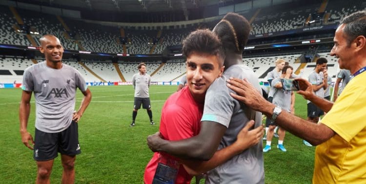 Supercoupe d'Europe - Liverpool vs Chelsea : Découvrez les compos des deux équipes ! - wiwsport ISTANBUL, TURKEY - AUGUST 13: Sadio Mane of Liverpool FC meets a young amputee football player and UEFA Foundation guest after a training session ahead of UEFA Super Cup Final between Liverpool and Chelsea at Besiktas Park on August 13, 2019 in Istanbul, Turkey. (Photo by Alex Caparros - UEFA/UEFA via Getty Images)