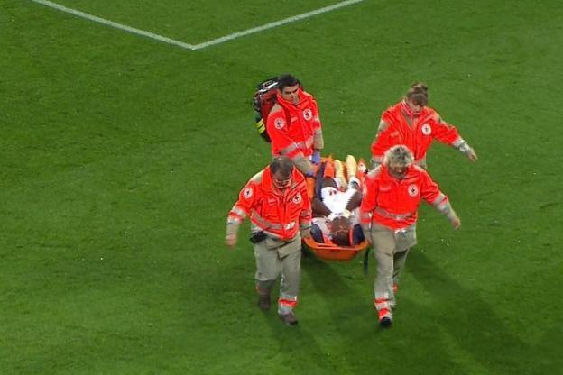 Ligue 1 - Amiens vs Lyon : Moussa Konaté blessé et évacué sur une civière - wiwsport Ligue 1 - Amiens vs Lyon : Moussa Konaté blessé et évacué sur une civière - wiwsport