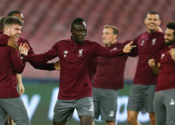 Liverpool's Senegalese forward Sadio Mane (C) jokes with teammates during a training session on the eve of the UEFA Champions League Group C football match Napoli vs Liverpool, on October 2, 2018 at the San Paolo stadium in Naples. / AFP PHOTO / CARLO HERMANN