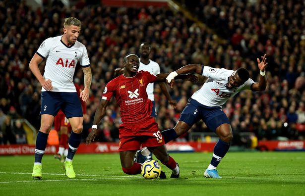 Angleterre : Serge Aurier sévèrement taclé après sa faute sur Mané - wiwsport Angleterre : Serge Aurier sévèrement taclé après sa faute sur Mané - wiwsport