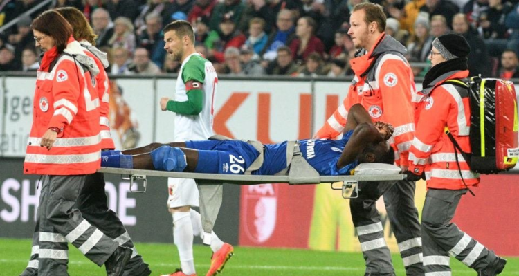 Bundesliga : Inquiétude pour Salif Sané sorti sur civière et évacué directement à l’hôpital - wiwsport Bundesliga : Inquiétude pour Salif Sané sorti sur civière et évacué directement à l’hôpital - wiwsport