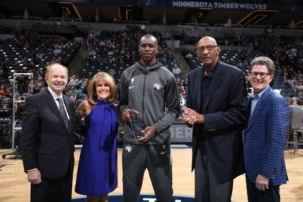 Gorgui Sy Dieng récompensé par la NBA pour ses œuvres humanitaires au Sénégal - wiwsport MINNEAPOLIS, MN - NOVEMBER 8: Gorgui Dieng #5 of the Minnesota Timberwolves receives offseason NBA Cares Community Assist Award presented by Kaiser Permanente before a game against the Golden State Warriors on November 8, 2019 at Target Center in Minneapolis, Minnesota. NOTE TO USER: User expressly acknowledges and agrees that, by downloading and or using this Photograph, user is consenting to the terms and conditions of the Getty Images License Agreement. Mandatory Copyright Notice: Copyright 2019 NBAE (Photo by David Sherman/NBAE via Getty Images)