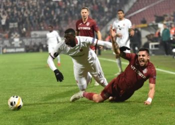 Rennes' Senegalese forward Mbaye Niang (L) and CFR Cluj's Romanian defender Andrei Peteleu vie for the ball during the UEFA Europa League Group E football match CFR Cluj v Rennes in Cluj-Napoca, northern Romania, on November 7, 2019.  / AFP / Daniel MIHAILESCU