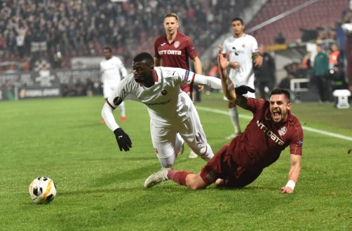 Rennes' Senegalese forward Mbaye Niang (L) and CFR Cluj's Romanian defender Andrei Peteleu vie for the ball during the UEFA Europa League Group E football match CFR Cluj v Rennes in Cluj-Napoca, northern Romania, on November 7, 2019.  / AFP / Daniel MIHAILESCU