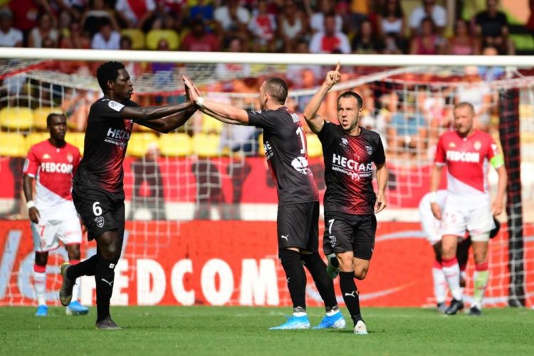 Nîmes : Arrivé en retard, Sidy Sarr invité à ne pas venir en Espagne, au stage de reprise - wiwsport Nîmes : Arrivé en retard, Sidy Sarr invité à ne pas venir en Espagne, au stage de reprise - wiwsport