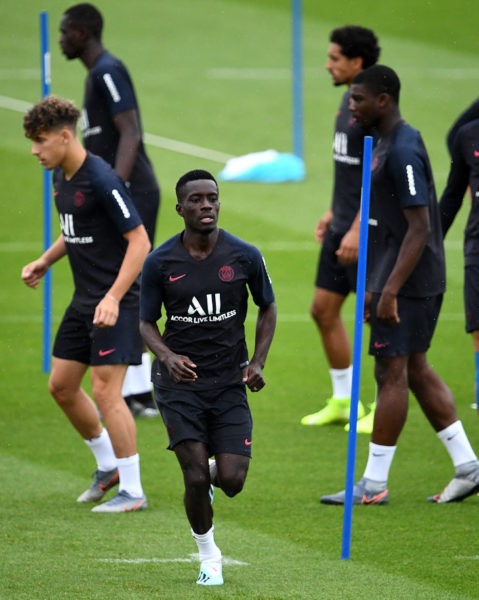PSG: Gana Gueye disponible face à Amiens, Tuchel donne des nouvelles de l'infirmerie - wiwsport (from L) Paris Saint-Germain's Senegalese Idrissa Gueye (C) takes part in a training session in Saint-Germain-en-Laye, west of Paris, on August 17, 2019, on the eve of the French L1 football match between Paris Saint-Germain (PSG) and Rennes. AFP PHOTO / FRANCK FIFE