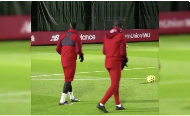 Liverpool : Le but sur coup franc de Sadio Mané à l'entrainement (vidéo) - wiwsport Liverpool : Le but sur coup franc de Sadio Mané à l'entrainement (vidéo) - wiwsport