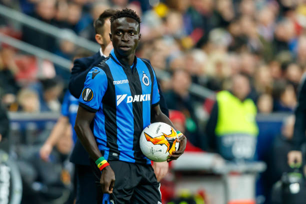 Belgique: Krepin Diatta et le FC Bruges accrochés par Gent (1-1) - wiwsport SALZBURG, AUSTRIA - FEBRUARY 21: Krepin Diatta of Club Brugge throw-in during the UEFA Europa League Round of 32 Second Leg match between RB Salzburg and Club Brugge at Red Bull Arena on February 21, 2019 in Salzburg, Austria. (Photo by TF-Images/Getty Images)