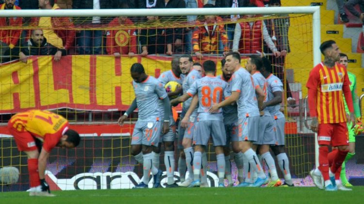 Super Lig : Succès facile de Basaksehir face à Kayserispor, Demba Ba encore buteur - wiwsport Super Lig : Succès facile de Basaksehir face à Kayserispor, Demba Ba encore buteur - wiwsport