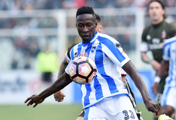 Serie B Italie : Mamadou Coulibaly dans l'equipe type - wiwsport PESCARA, ITALY - APRIL 02: Mamadou Coulibaly of Pescara Calcio in action during the Serie A match between Pescara Calcio and AC Milan at Adriatico Stadium on April 2, 2017 in Pescara, Italy. (Photo by Giuseppe Bellini/Getty Images)