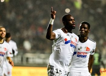 Amiens vs Dijon : Moussa Konaté trompe Gomis et marque son premier but de la saison ! - wiwsport