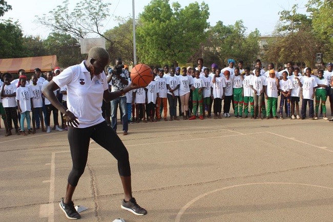 Burkina : Plus de 100 filles en stage d’initiation avec Astou Ndiaye - wiwsport Burkina : Plus de 100 filles en stage d’initiation avec Astou Ndiaye - wiwsport
