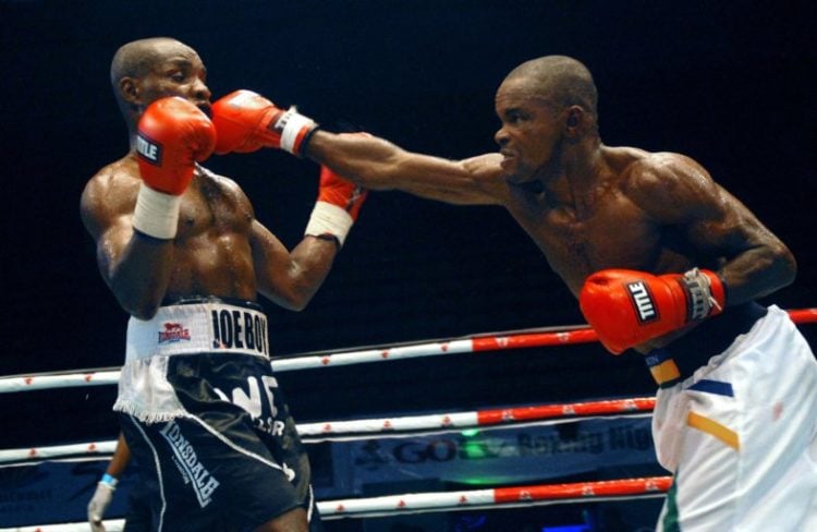 Qualifications JO 2020: L'Afrique démarre ses qualifications à Dakar aujourd’hui - wiwsport Nigeria's Lion Nwoye (R), aka Prince, competes against Nigeria's Otto Joseph, aka Joe Boy, during the national lightweight challenge fight at the sport hall National Stadium in Lagos, on April 15, 2018.
Boxing used to be the most popular sport in Nigeria until the 1960s but fell out of favour for decades, in part due to lack of sponsorship, until the 2000s. Since then, it has made a come-back and been seen as a way for aspiring boxers from impoverished backgrounds to find fame and fortune. / AFP PHOTO / SEGUN OGUNFEYITIMI