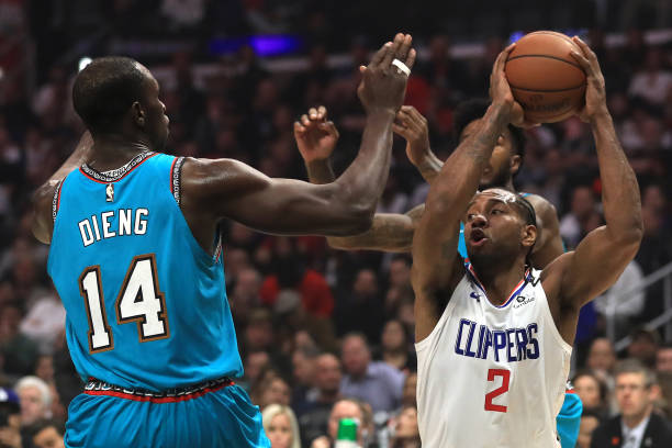 NBA - Double-double de Gorgui Dieng (LA Clippers 124-97 Memphis Grizzlies) - wiwsport LOS ANGELES, CALIFORNIA - FEBRUARY 24: Kawhi Leonard #2 of the LA Clippers looks to shoot past the defense of Gorgui Dieng #14 of the Memphis Grizzlies during the first half of a game against the Memphis Grizzlies at Staples Center on February 24, 2020 in Los Angeles, California. NOTE TO USER: User expressly acknowledges and agrees that, by downloading and/or using this photograph, user is consenting to the terms and conditions of the Getty Images License Agreement. (Photo by Sean M. Haffey/Getty Images)