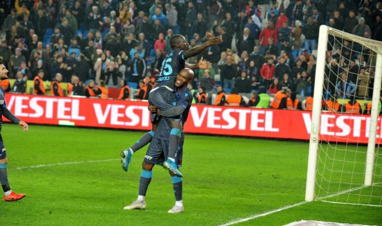Super Lig : Badou buteur, Trabzonspor s'impose et s'empare de la première place - wiwsport Super Lig : Badou buteur, Trabzonspor s'impose et s'empare de la première place - wiwsport