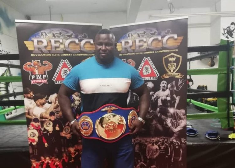 MMA - Bien arrivé à Londres, Bombardier pose avec la ceinture royale - wiwsport MMA - Bien arrivé à Londres, Bombardier pose avec la ceinture royale - wiwsport
