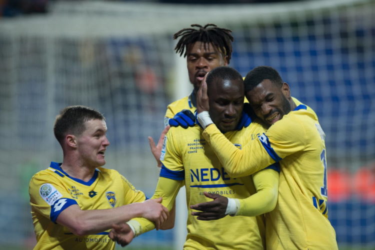 Vidéo - Sochaux mène à la pause à Valenciennes grâce à des buts de Sofiane Diop et Sané - wiwsport Vidéo - Sochaux mène à la pause à Valenciennes grâce à des buts de Sofiane Diop et Sané - wiwsport