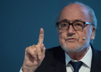 Sepp Blatter descend Ahmad Ahmad et encense Issa Hayatou - wiwsport