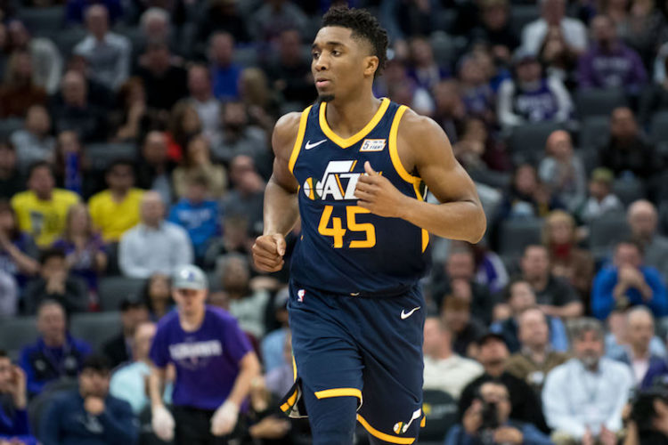 Coronavirus: Un autre joueur d'Utah Jazz testé positif ! - wiwsport Jan 17, 2018; Sacramento, CA, USA; Utah Jazz guard Donovan Mitchell (45) jogs up the court during the fourth quarter of the game against the Sacramento Kings at Golden 1 Center. Mandatory Credit: Ed Szczepanski-USA TODAY Sports