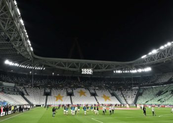 Juventus and Inter Milan players warm up in the empty stadium as the match will be played behind closed doors due toi the novel coronavirus before the Italian Serie A football match Juventus vs Inter Milan, at the Juventus stadium in Turin on March 8, 2020. (Photo by Vincenzo PINTO / AFP)