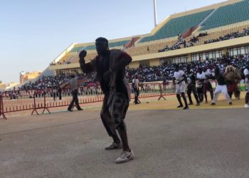 Vidéo- Arène nationale: Regardez le touss de Bébé Saloum battu par Franc ! - wiwsport