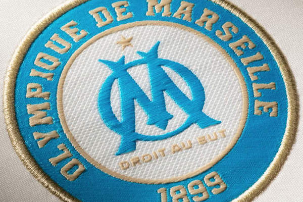 Vidéo : Marseille rend hommage à son ancien président Pape Diouf - wiwsport Vidéo : Marseille rend hommage à son ancien président Pape Diouf - wiwsport