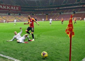 epa08296277 Galatasaray's Florin Andone (R) in action against Besiktas' Domagoj Vida (L) during the Turkish Super League soccer derby match between Galatasaray and Besiktas in Istanbul, Turkey, 15 March 2020. Turkish Super League soccer matches are played without spectators over the COVID-19 coronavirus threat.  EPA-EFE/ERDEM SAHIN