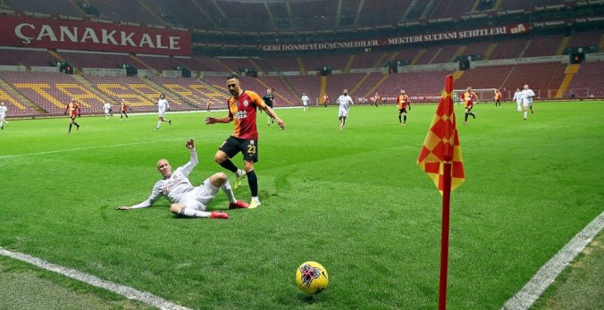 epa08296277 Galatasaray's Florin Andone (R) in action against Besiktas' Domagoj Vida (L) during the Turkish Super League soccer derby match between Galatasaray and Besiktas in Istanbul, Turkey, 15 March 2020. Turkish Super League soccer matches are played without spectators over the COVID-19 coronavirus threat.  EPA-EFE/ERDEM SAHIN