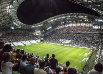 Une banderole en hommage à Pape Diouf dans le Vélodrome malgré le confinement ! - wiwsport