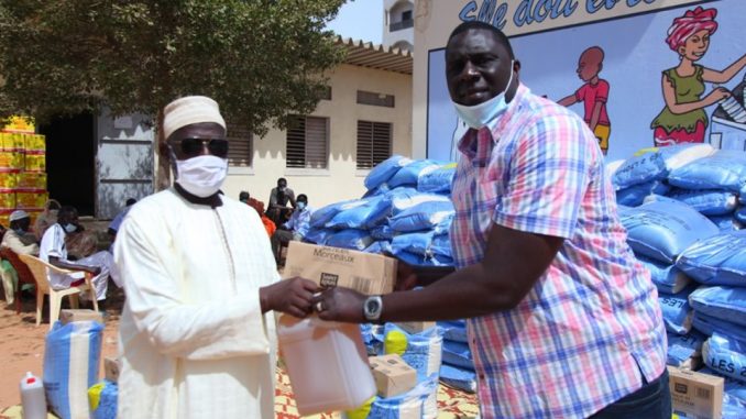 Covid-19: DeSagana Diop, coach-assistant de l'Uttah Jazz offre un don alimentaire estimé à 5 millions - wiwsport Covid-19: DeSagana Diop, coach-assistant de l'Uttah Jazz offre un don alimentaire estimé à 5 millions - wiwsport
