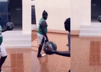 (Vidéo) Balla Gaye 2 joue au basket dans sa nouvelle maison