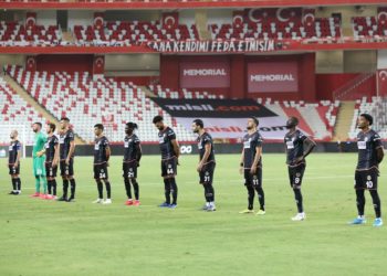 Turquie: Papiss Demba Cissé perd de le derby d&rsquo;Antalya et prend un carton jaune