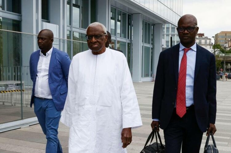 Affaire Lamine Diack : Cette circonstance atténuante qui a profité à l’ancien président de l’IAAF - wiwsport DESCRIPTION : FILE PHOTO: Athletics - World Athletics Championships - Doha 2019 - Men's 4x100 Metres Relay Final - Khalifa International Stadium, Doha, Qatar - October 5, 2019. Christian Coleman of the U.S. before the race. REUTERS/Hannah Mckay/File Photo
TITRE : Quatre ans de prison requis contre Diack
LEGENDE : Lamine Diack. Reuters