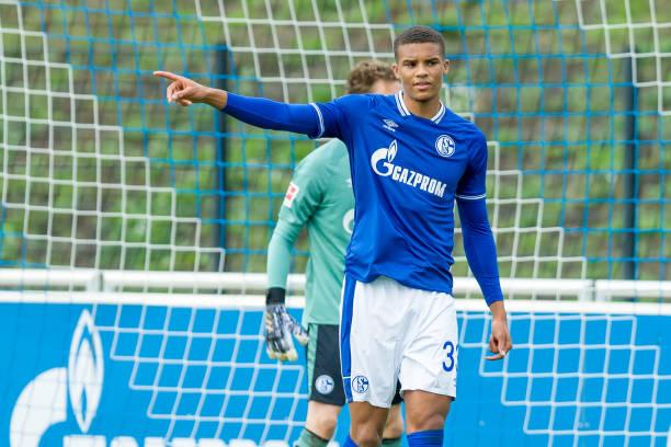 Dortmund-Schalke 04 : Salif Sané et Malick Thiaw titulaires - wiwsport GELSENKIRCHEN, GERMANY - OCTOBER 08: (BILD ZEITUNG OUT) Malick Thiaw of FC Schalke 04 gestures during the test match between FC Schalke 04 and SC Paderborn at Parkstadion on October 8, 2020 in Gelsenkirchen, Germany. (Photo by Mario Hommes/DeFodi Images/Getty Images)