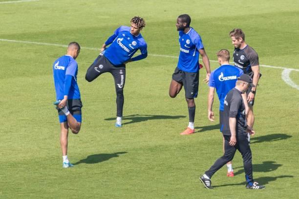 Schalke 04 - VfB Stuttgart : Salif Sané et Malick Thiaw titulaires - wiwsport GELSENKIRCHEN, GERMANY - APRIL 16: (BILD ZEITUNG OUT) Malick Thiaw of FC Schalke 04, Jean-Clair Todibo of FC Schalke 04, Salif Sane of FC Schalke 04, Timo Becker of FC Schalke 04, Konditionshead coach Markus Zetlmeisl of FC Schalke 04 and assistant coach Christoph Buehler of FC Schalke 04 looks on during the FC Schalke 04 Training Session on April 16, 2020 in Gelsenkirchen, Germany. (Photo by Mario Hommes/DeFodi Images via Getty Images)