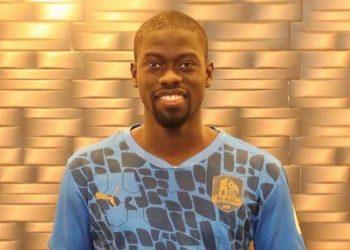 Pape Alioune Ndiaye pose avec le maillot de son nouveau Club - wiwsport