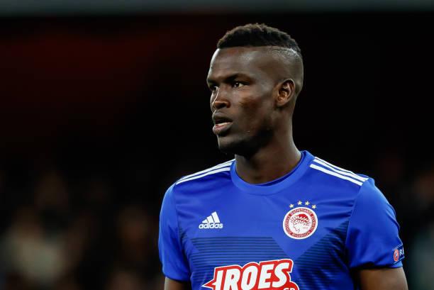 Olympiakos : Ousseynou Bâ prolonge jusqu'en juin 2024 - wiwsport LONDON, ENGLAND - FEBRUARY 27: (BILD ZEITUNG OUT) Ousseynou Ba of Olympiacos FC looks on during the UEFA Europa League round of 32 second leg match between Arsenal FC and Olympiacos FC at Emirates Stadium on February 27, 2020 in London, United Kingdom. (Photo by Roland Krivec/DeFodi Images via Getty Images)