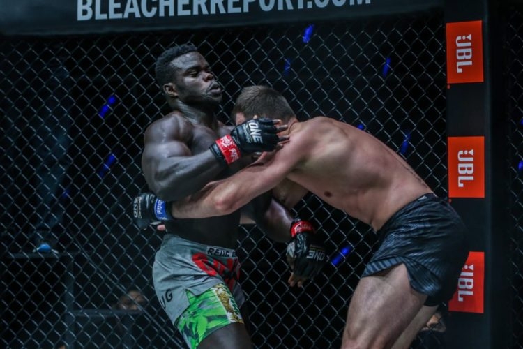 Vidéo - MMA / Réaction de Reug Reug après son combat contre Kirill Grishenko : « Oui, j'ai été évacué à l'hôpital » - wiwsport Vidéo - MMA / Réaction de Reug Reug après son combat contre Kirill Grishenko : « Oui, j'ai été évacué à l'hôpital » - wiwsport