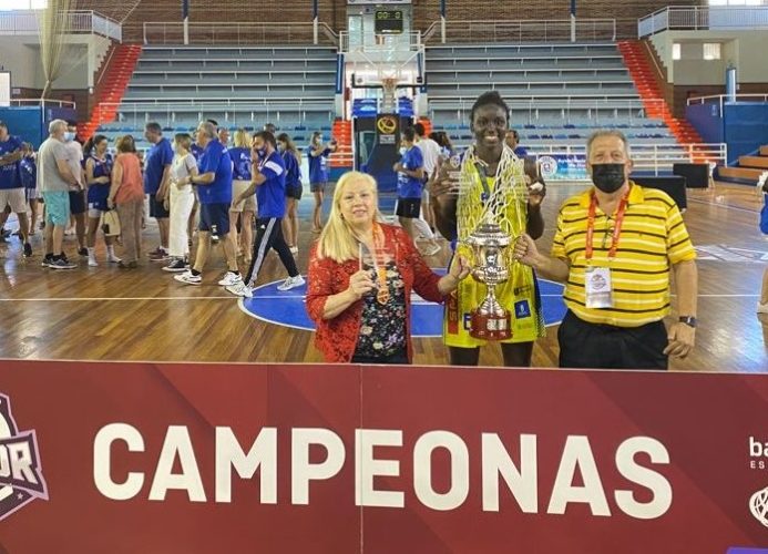 Basketball : L'époustouflante Sokhna Adji Fall offre le titre de champion d'Espagne à son club - wiwsport Basketball : L'époustouflante Sokhna Adji Fall offre le titre de champion d'Espagne à son club - wiwsport