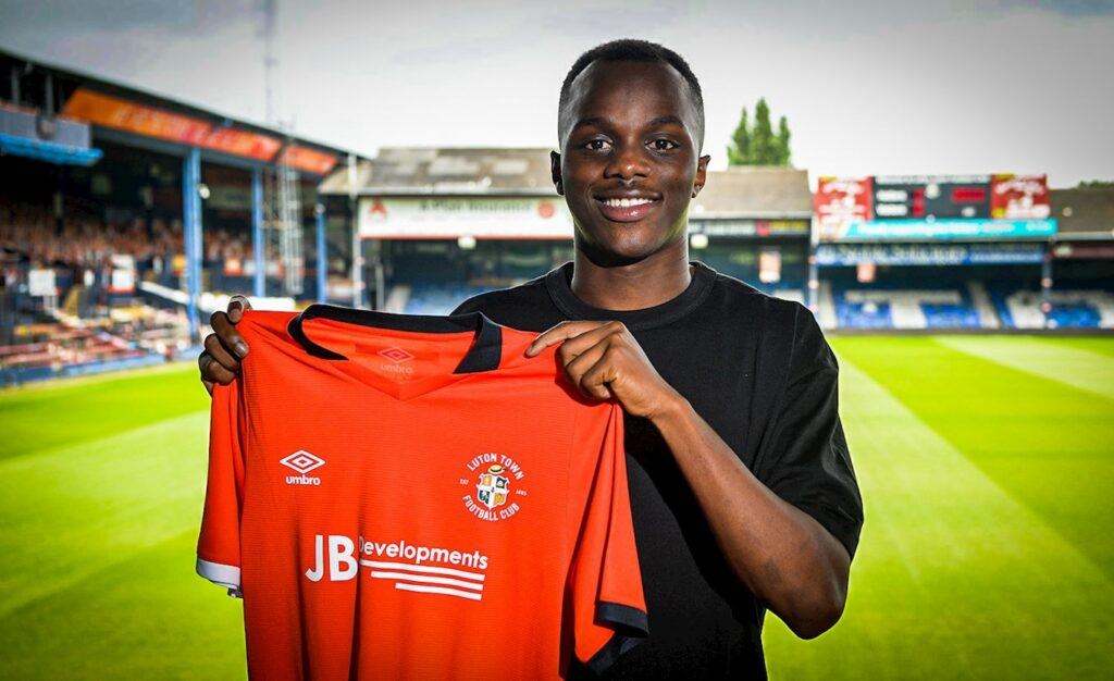 OFFICIEL : Carlos Mendes Gomes quitte Morecambe et s'engage avec Luton Town en D2 anglaise ! - wiwsport OFFICIEL : Carlos Mendes Gomes quitte Morecambe et s'engage avec Luton Town en D2 anglaise ! - wiwsport