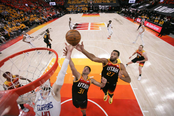 Playoffs: Utah Jazz mène (1-0) face aux Clippers - wiwsport SALT LAKE CITY, UT - JUNE 8: Rudy Gobert #27 of the Utah Jazz and Georges Niang #31 of the Utah Jazz fight for the rebound during the game against the LA Clippers during Round 2, Game 1 of the 2021 NBA Playoffs on June 8, 2021 at vivint.SmartHome Arena in Salt Lake City, Utah. NOTE TO USER: User expressly acknowledges and agrees that, by downloading and or using this Photograph, User is consenting to the terms and conditions of the Getty Images License Agreement. Mandatory Copyright Notice: Copyright 2021 NBAE (Photo by Melissa Majchrzak/NBAE via Getty Images)
