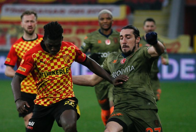 Mercato : Lamine Gassame va quitter Göztepe ! - wiwsport IZMIR, TURKEY - FEBRUARY 14: Lamine Gassama (20) of Goztepe in action against Enzo Vito Gabriel Crivelli (R) of MEdipol Basaksehir during the Turkish Super Lig match between Goztepe and Medipol Basaksehir at Goztepe Gursel Aksel Stadium in Izmir, Turkey on February 14, 2021. (Photo by Omer Evren Atalay/Anadolu Agency via Getty Images)