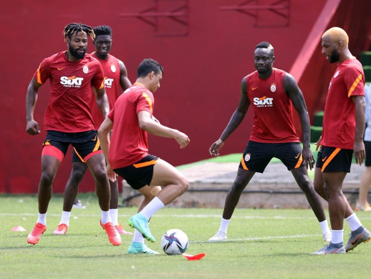 Galatasaray : Le Président, Burak Elmas, a eu un tête-à-tête avec Mbaye Diagne - wiwsport Galatasaray : Le Président, Burak Elmas, a eu un tête-à-tête avec Mbaye Diagne - wiwsport