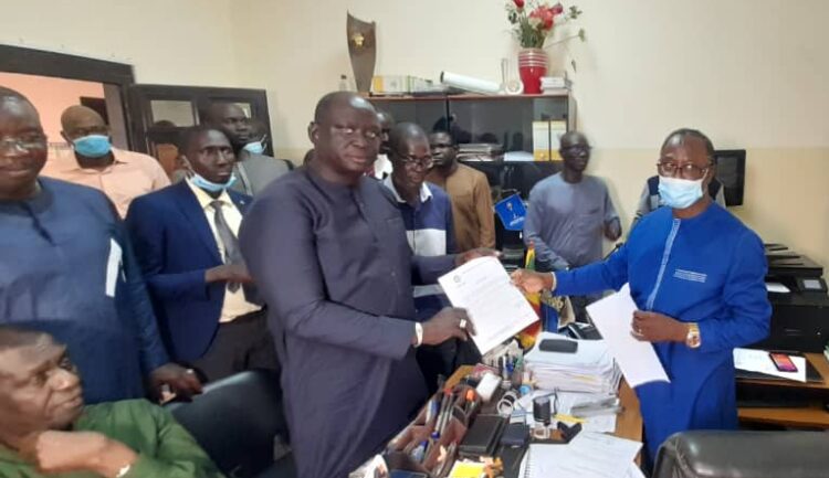 Présidence FSF - Un gros collectif d'acteurs du football dépose la candidature de Augustin Senghor (photos) - wiwsport Présidence FSF - Un gros collectif d'acteurs du football dépose la candidature de Augustin Senghor (photos) - wiwsport