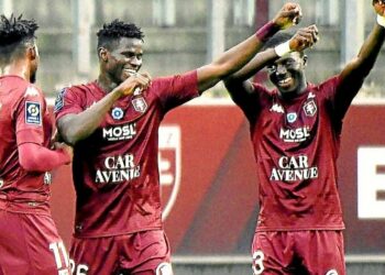Metz's Senegalese forward Pape Ndiaga Yade (C) celebrates with teammates after scoring a goal during the French L1 football match between Metz (FC Metz) and Dijon (Dijon FCO) at the Saint Symphorien stadium in Longeville-les-Metz, eastern France, on November 8, 2020. / AFP / JEAN-CHRISTOPHE VERHAEGEN