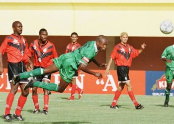 Zambian forward Kalusha Bwalya (C) hits the ball with his head during the game opposing Zambia to Mozambique in the African Nations soccer cup 17 February in Bobo Dioulasso. (Photo by ERIC CABANIS / AFP)