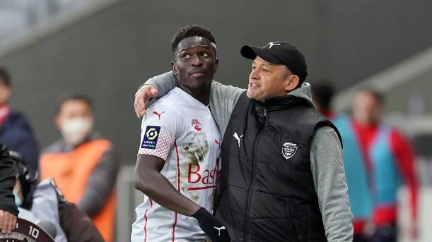 Nîmes Olympique : Moussa Koné veut forcer son départ, l'entraîneur pousse un énorme coup de gueule - wiwsport Nîmes Olympique : Moussa Koné veut forcer son départ, l'entraîneur pousse un énorme coup de gueule - wiwsport