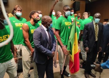 Afrobasket 2021 : Les Lions ont reçu le drapeau national des mains du SG du ministre des sports - wiwsport