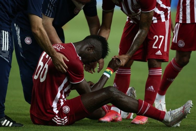 Europa League : Pape Abou Cissé buteur avec l'Olympiacos... puis sort sur blessure - wiwsport Europa League : Pape Abou Cissé buteur avec l'Olympiacos... puis sort sur blessure - wiwsport