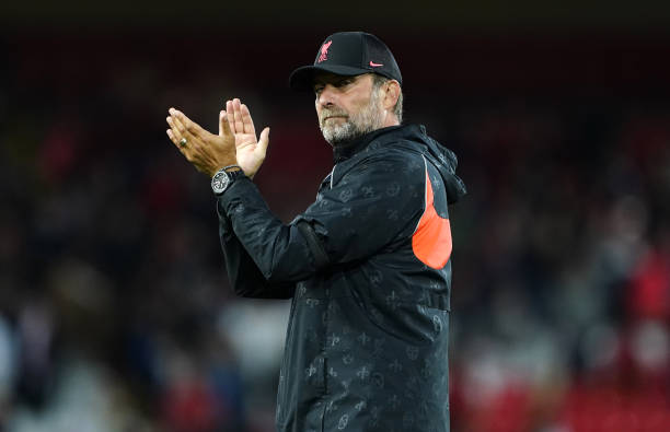 Premier League : Klopp explique pourquoi le mercato de Liverpool est mou - wiwsport Liverpool manager Jurgen Klopp applauds the fans after the pre-season friendly match at Anfield, Liverpool. Picture date: Monday August 9, 2021. (Photo by Peter Byrne/PA Images via Getty Images)